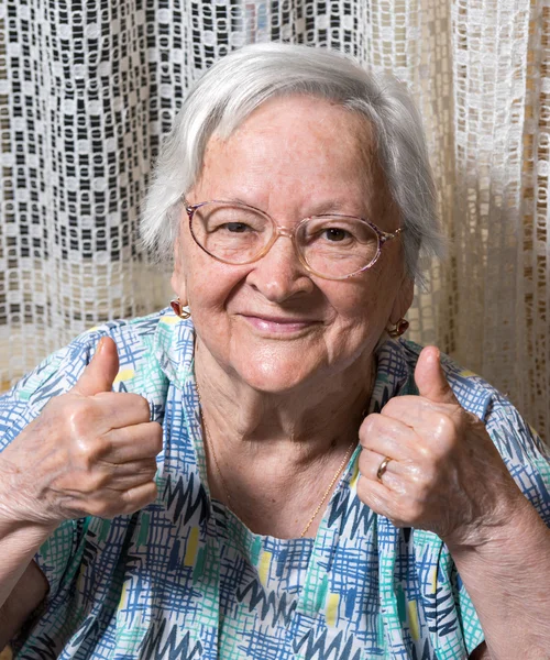 Mujer vieja sonriente en gafas — Foto de Stock