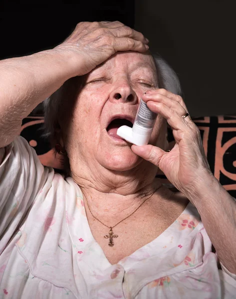 Gamla sjuka kvinnan med astmainhalator — Stockfoto