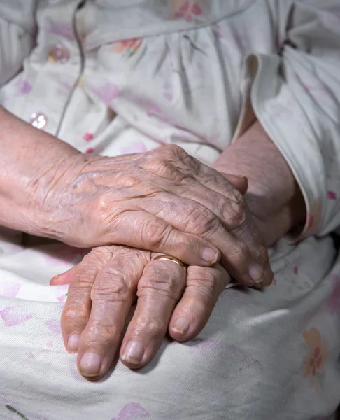 Oude dames gerimpeld handen — Stockfoto