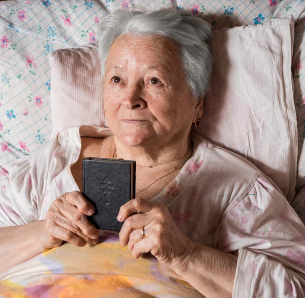 Old woman with Bible — Stock Photo, Image