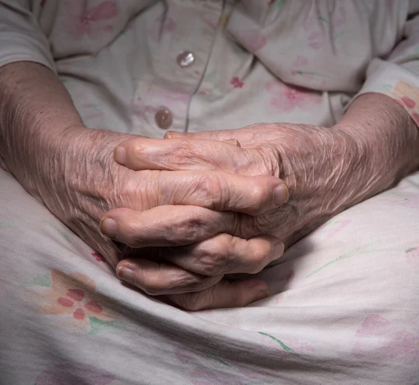 Старые морщинистые женские руки — стоковое фото