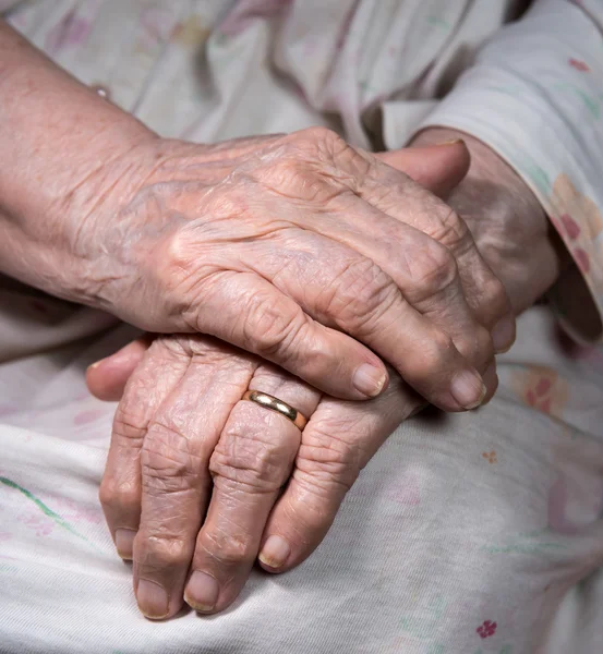 Velhas mulheres enrugadas mãos — Fotografia de Stock