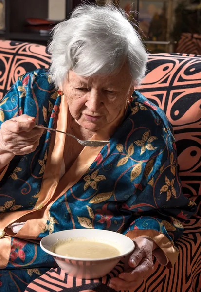 Vieja comiendo sopa —  Fotos de Stock