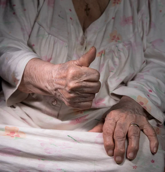 Mujer vieja mostrando signo ok — Foto de Stock