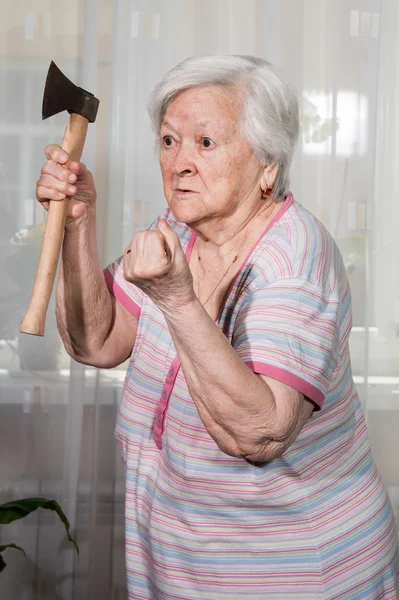 Wütende alte Frau mit einer Axt — Stockfoto