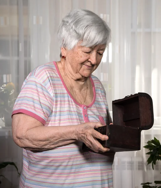 Vieille femme avec boîte cadeau — Photo