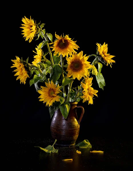 Beautiful Bouquet Sunflowers Vase Black Table Black Background Autumn Still — Stock Photo, Image