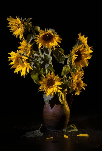 Hermoso Ramo Girasoles Jarrón Sobre Una Mesa Negra Sobre Fondo — Foto de Stock