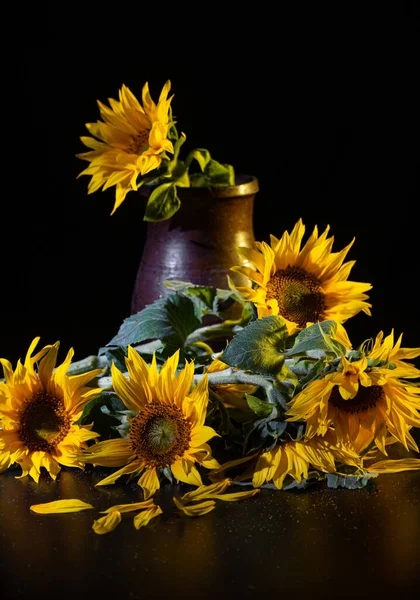 黒い背景の黒いテーブルの上に花瓶にひまわりの美しい花束 秋の静物 — ストック写真