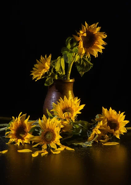 黒い背景の黒いテーブルの上に花瓶にひまわりの美しい花束 秋の静物 — ストック写真