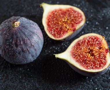 Siyah arka planda taze incir. Tropik meyve