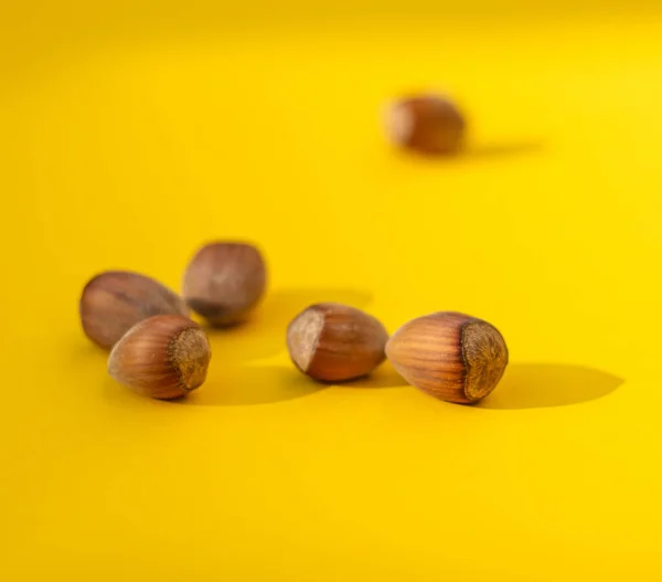 Orzechy Laskowe Świeże Organiczne Włókno Nakrętki Żółtym Tle — Zdjęcie stockowe