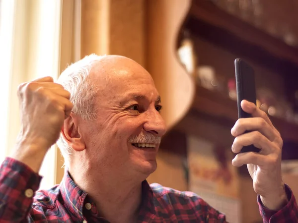 Szczęśliwy Starszy Człowiek Pomocą Smartfona Domu — Zdjęcie stockowe