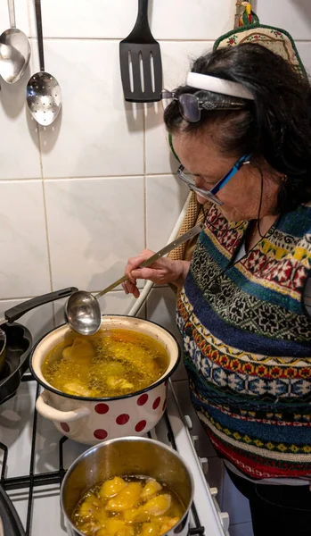 Femme Âgée Préparant Soupe Poulet Dans Cuisine — Photo