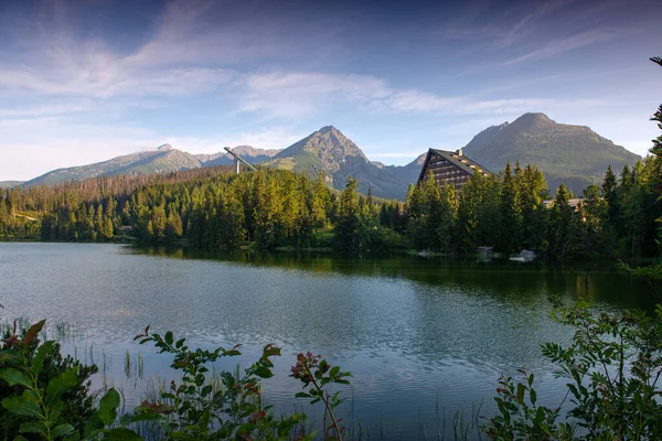 Чудовий Літній Краєвид Вид Гірське Озеро Strbske Pleso Кристалічною Чистою — стокове фото