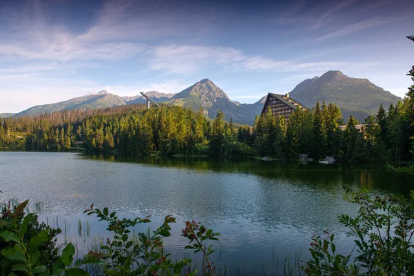 Vackert Sommarlandskap Visa Bergssjö Strbske Pleso Med Kristallklart Vatten Höga — Stockfoto