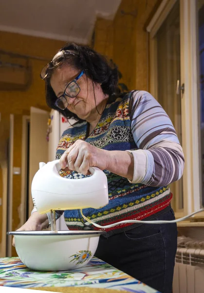 Baking Concept Senior Woman Baking Homemade Cake Home — Stock Photo, Image