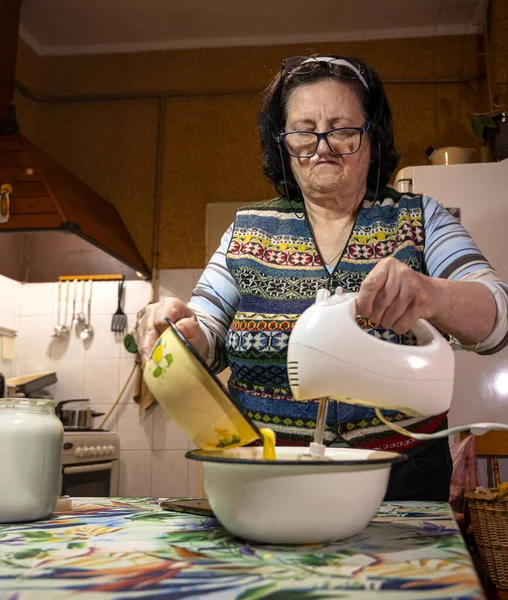 Conceito Cozedura Senior Mulher Assar Bolo Caseiro Casa — Fotografia de Stock