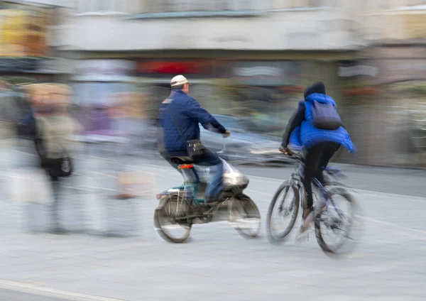 Gefährliche Fahrradverkehrssituation Auf Der Straße Vorsätzliche Bewegungsunschärfe Defokussiertes Image — Stockfoto