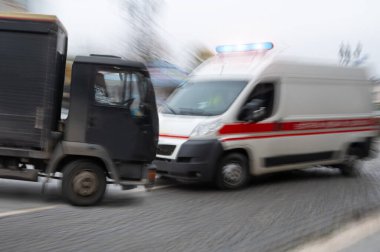 Tehlikeli şehir trafik durumu hareket bulanıklığında. Kamyon ve ambulans çarpıştı. Odaklanmamış resim