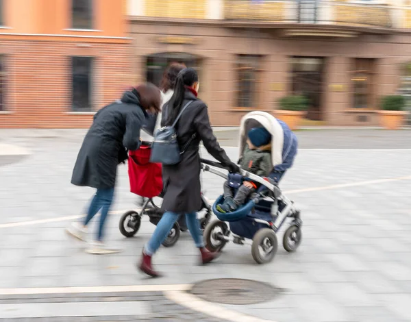 Mödrar Med Barn Barnvagnarna Går Ner Gatan Suddig Rörelse Bakgrund — Stockfoto