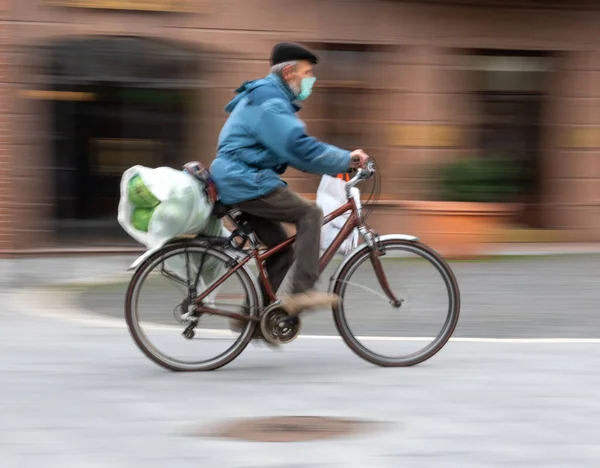 Tıbbi Maskeli Bisikletçi Şehir Yolunda Hareket Halinde Kasıtlı Hareket Bulanıklığı — Stok fotoğraf