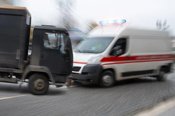 Pericolosa Situazione Del Traffico Cittadino Movimento Sfocatura Collisione Camion Ambulanza — Foto Stock