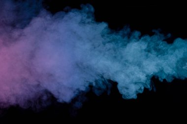 Siyah arkaplan üzerinde soyut duman. Sigara arkaplanı. Siyah arkaplanda duman hareketi