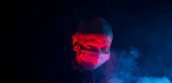 Covid Gezondheidszorg Concept Geschokt Senior Man Medisch Gezichtsmasker Poseren Rokerige — Stockfoto
