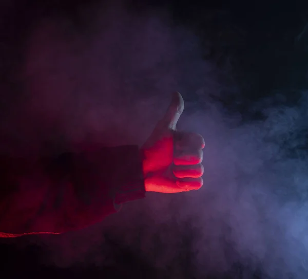 Крупним Планом Чоловіча Рука Показує Великий Палець Знак Темному Димчастому — стокове фото