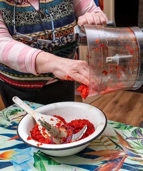 Концепція Їжі Жінка Готує Соус Аджика Вдома — стокове фото