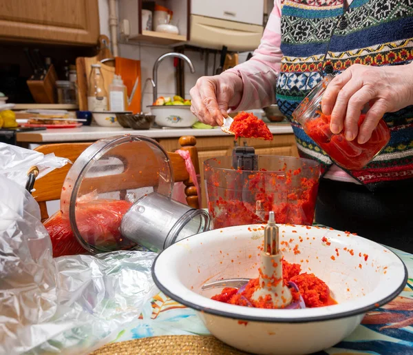 Έννοια Φαγητού Γυναίκα Προετοιμασία Σάλτσα Adjika Στο Σπίτι — Φωτογραφία Αρχείου