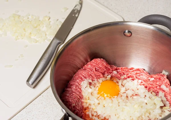 Έννοια Φαγητού Κιμάς Αυγό Και Κρεμμύδι Παρασκευασμένος Για Μαγείρεμα — Φωτογραφία Αρχείου