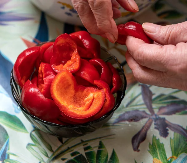 Mutfakta Kırmızı Biber Yiyen Bir Kadın — Stok fotoğraf