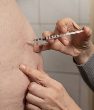 Sağlık ve tıbbi konsept. Kadının alttan iğne yaparken çekilmiş fotoğrafı.