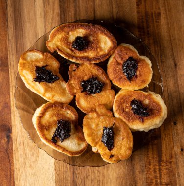 Masada reçelli krep ya da börek. Kahvaltıda lezzetli tatlı.