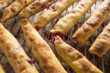 Tatlı konsepti. Pasta manastırı için fırında kiraz çubukları.