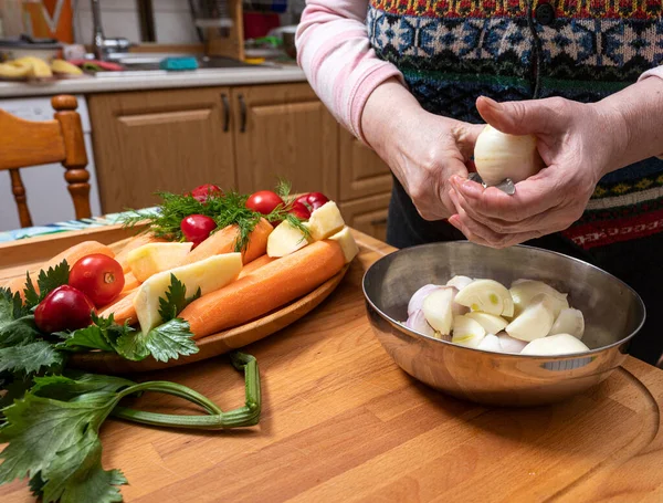 Mulher Preparando Legumes Para Salada Cozinha Comida Saudável Conceito Dieta — Fotografia de Stock