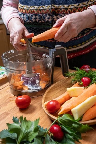 Conceito Alimentação Alimentação Saudável Mulher Chops Vegetais Processador Alimentos Para — Fotografia de Stock