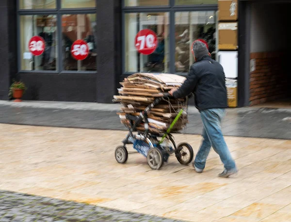 Arme Man Die Een Karretje Trekt Met Karton Stad Opzettelijke — Stockfoto