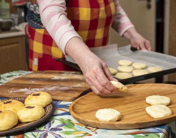 Food Konzept Frau Bereitet Hause Selbst Gebackenen Kuchen — Stockfoto