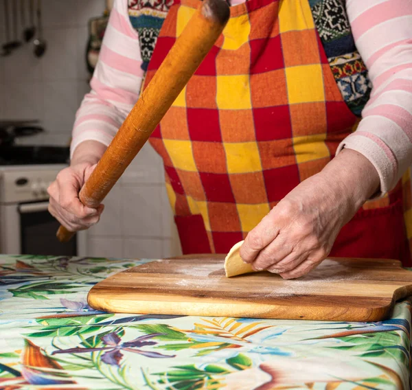 Kadın Mutfak Masasında Merdaneyle Hamuru Yuvarlıyor Hamur Pizza Pişirme Kavramı — Stok fotoğraf