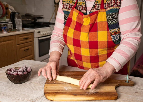 Conceito Sobremesa Mulher Preparando Palitos Cereja Para Torta Cabana Monástica — Fotografia de Stock