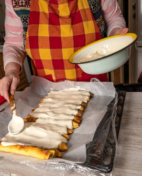 Voedsel Dessert Concept Vrouw Bereidt Kersentaart Met Zure Room Thuis — Stockfoto