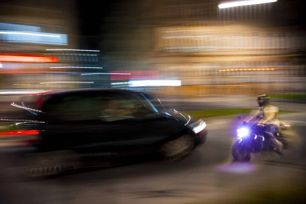 Pericolosa Situazione Traffico Cittadino Con Motociclista Auto Movimento Sfocata Immagine — Foto Stock