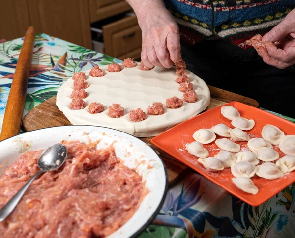 Kvinna Matlagning Läckra Hemmagjorda Dumplings Köket Hemma — Stockfoto