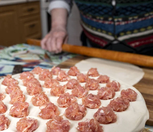 Kadın Evdeki Mutfakta Lezzetli Yapımı Hamur Tatlısı Pişiriyor — Stok fotoğraf
