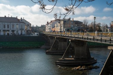 UZHOROD, UKRAINE - 22 Kasım 2020: Sonbaharda Ukrayna 'nın eski Uzhgorod kentinin sokakları ve mimarisi