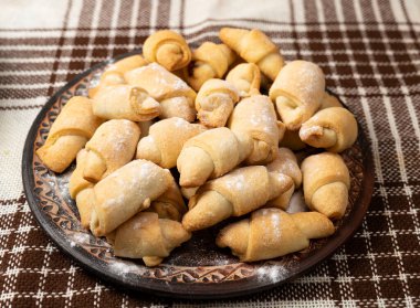 Hamur işi ve pişirme konsepti. Evde reçelli ev yapımı rulo.