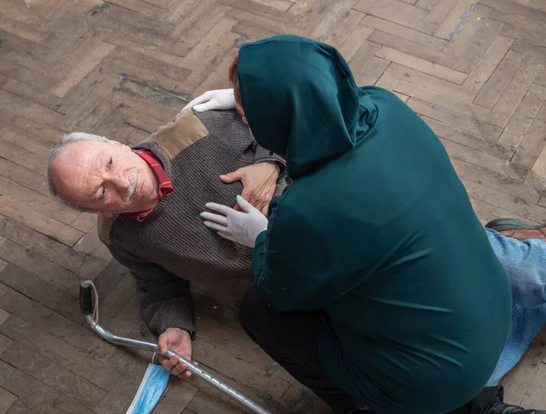 Zdravotní Lékařská Koncepce Žena Poskytující První Pomoc Staršímu Muži — Stock fotografie